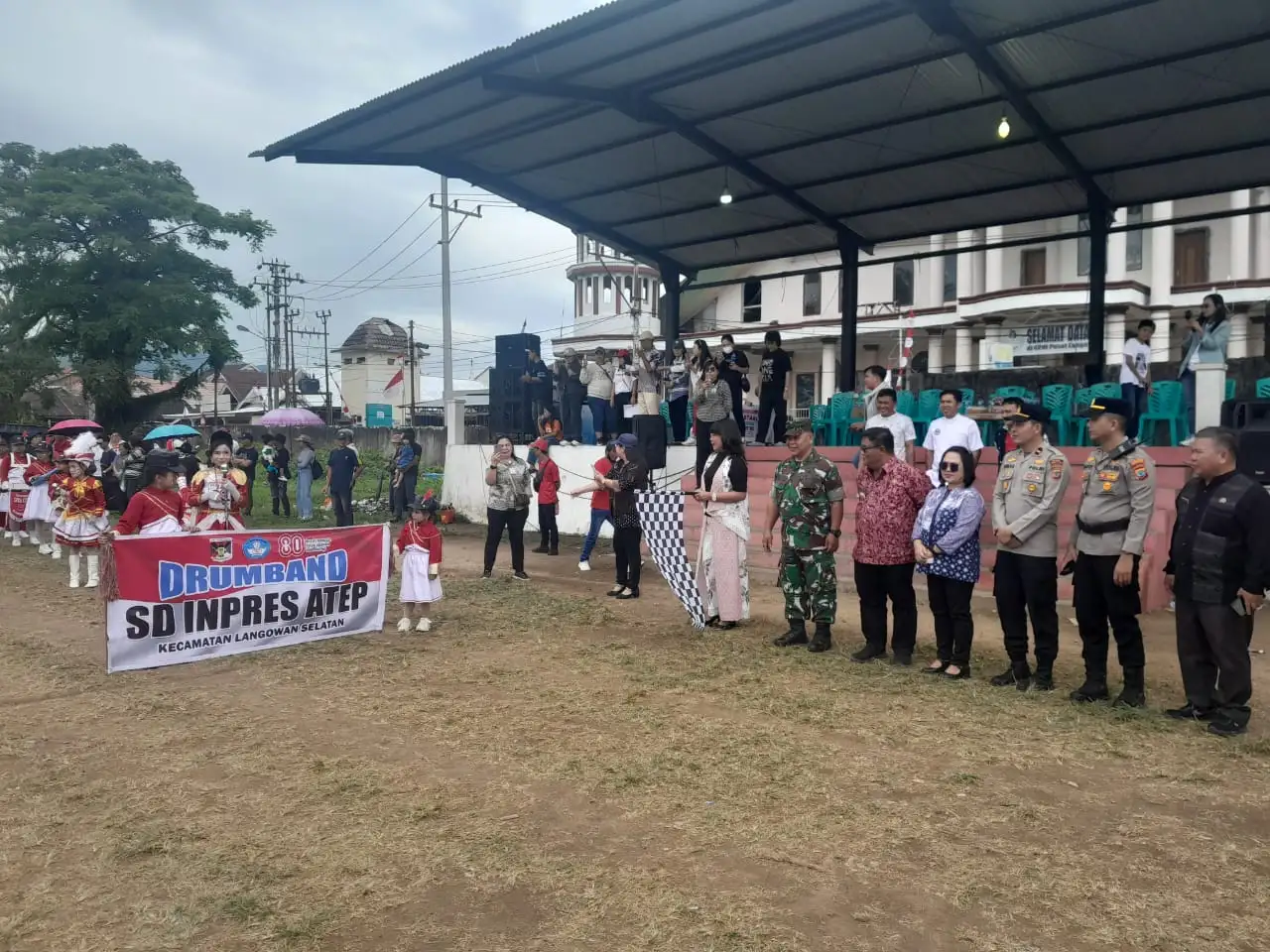 Polsek Langowan dan Langowan Barat Kawal Ketat Pawai Drum Band HUT ke-80 RI di Langowan Raya